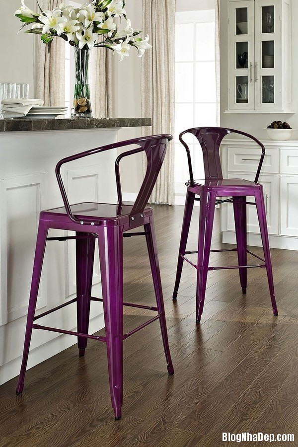 Những chiếc ghế lung linh sắc màu trong phòng bếp