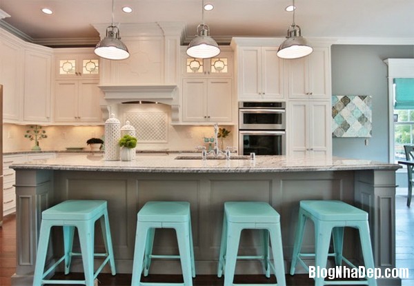 Những chiếc ghế lung linh sắc màu trong phòng bếp