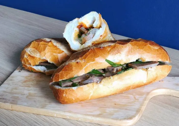 Cách làm bánh mì kẹp bánh bột lọc chả lụa ngon lạ miệng