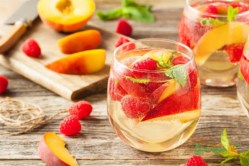 Cách làm cocktail Sangria trắng với trái cây mùa hè