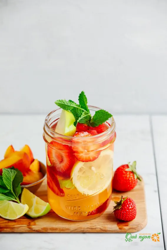 Cách làm cocktail Sangria trắng với trái cây mùa hè