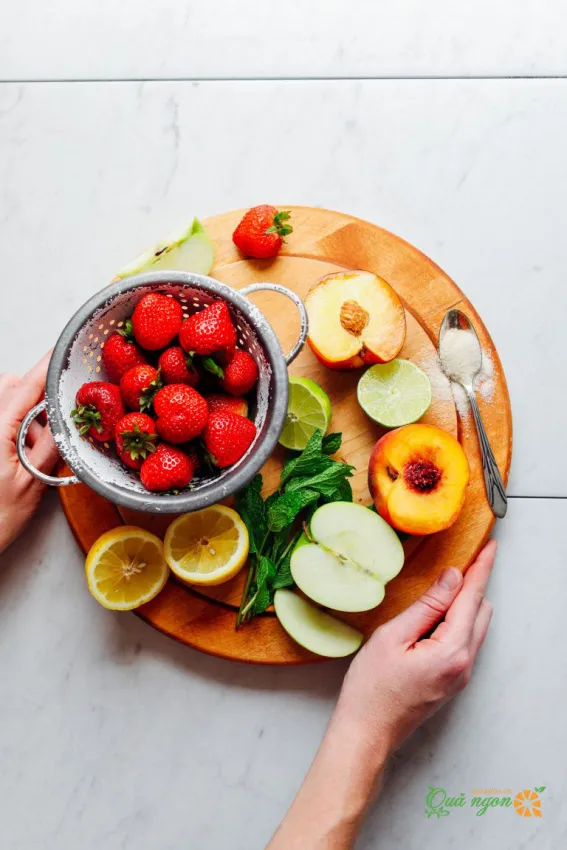 Cách làm cocktail Sangria trắng với trái cây mùa hè