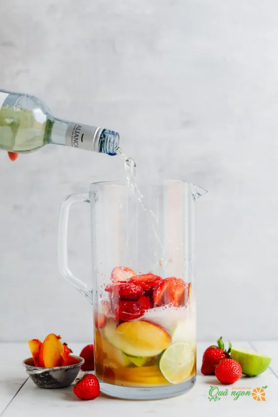 Cách làm cocktail Sangria trắng với trái cây mùa hè