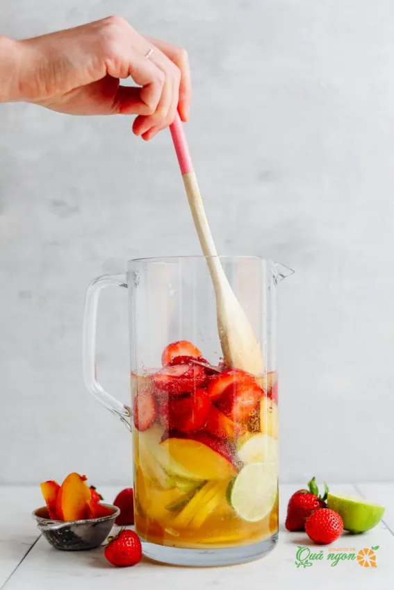 Cách làm cocktail Sangria trắng với trái cây mùa hè