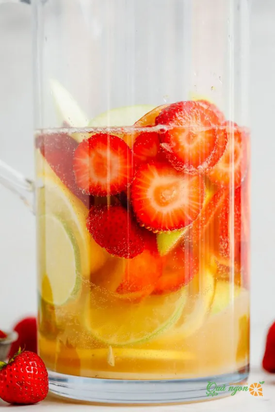 Cách làm cocktail Sangria trắng với trái cây mùa hè