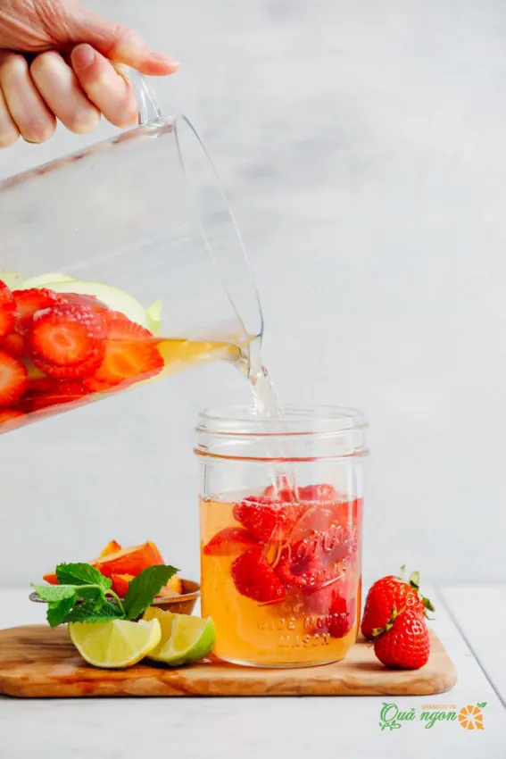 Cách làm cocktail Sangria trắng với trái cây mùa hè