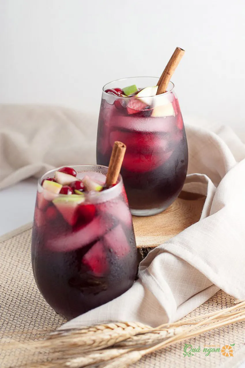 Cách làm rượu Sangria hương táo nam việt quất