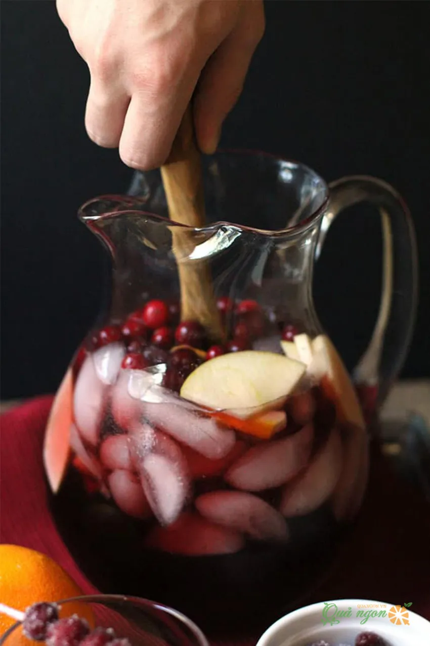 Cách làm rượu Sangria hương táo nam việt quất