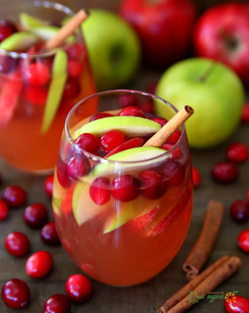 Cách làm rượu Sangria hương táo nam việt quất