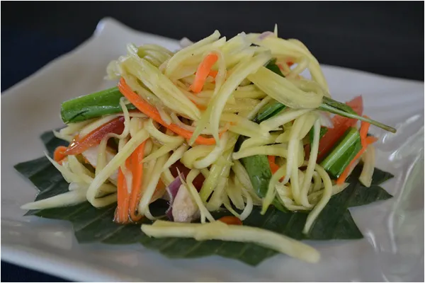 Cách làm salad gà với xoài xanh giòn ngon