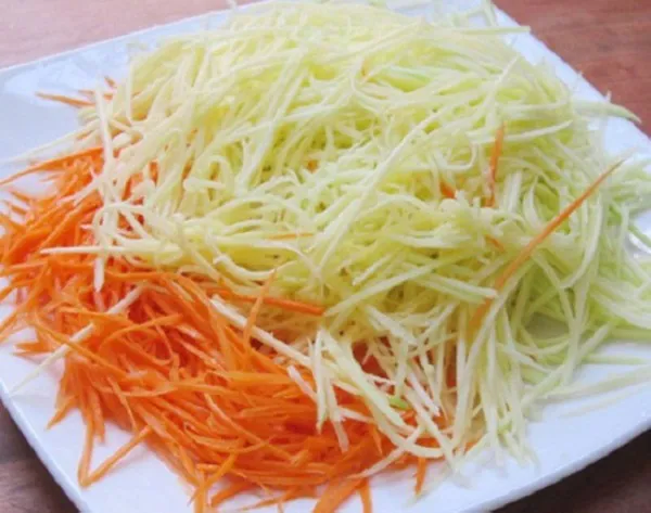 Cách làm salad gà với xoài xanh giòn ngon