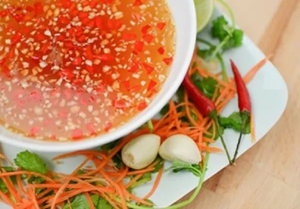 Cách làm salad gà với xoài xanh giòn ngon