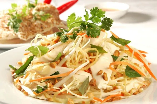 Cách làm salad gà với xoài xanh giòn ngon