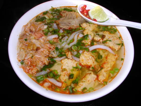 Cách nấu bánh canh chả tôm xứ Quảng ngon như nhà hàng