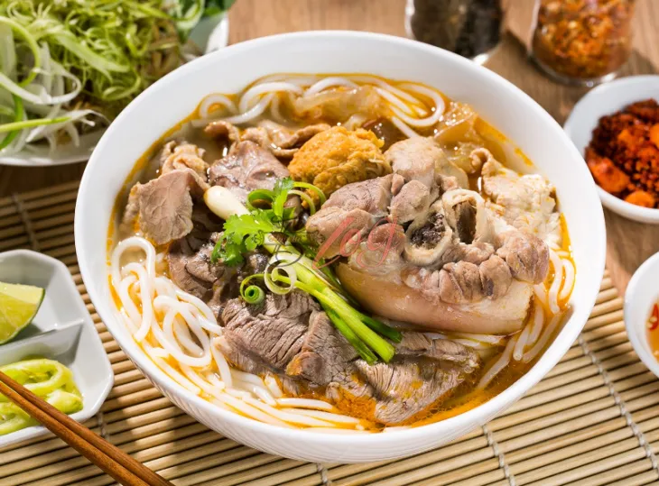 Cách nấu bún bò giò heo ngon, đơn giản tại nhà