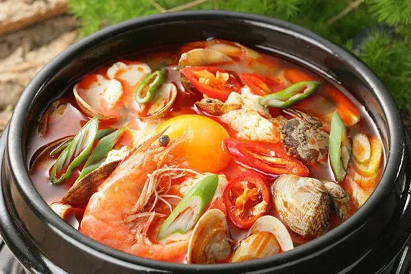 Cách nấu canh kim chi hải sản kiểu Hàn đậm đà hương vị