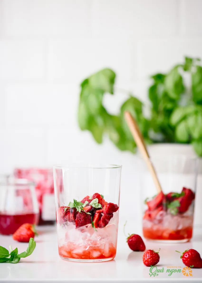 Cách pha chế Soda dâu tây húng quế – Strawberry Basil Soda