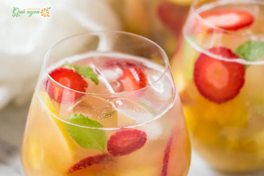 Công thức pha mocktail sangria dứa dâu không cồn