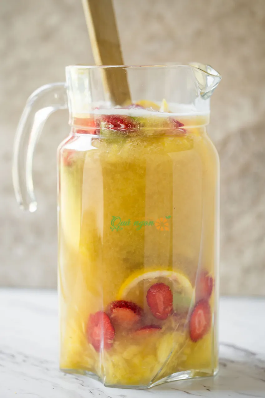 Công thức pha mocktail sangria dứa dâu không cồn