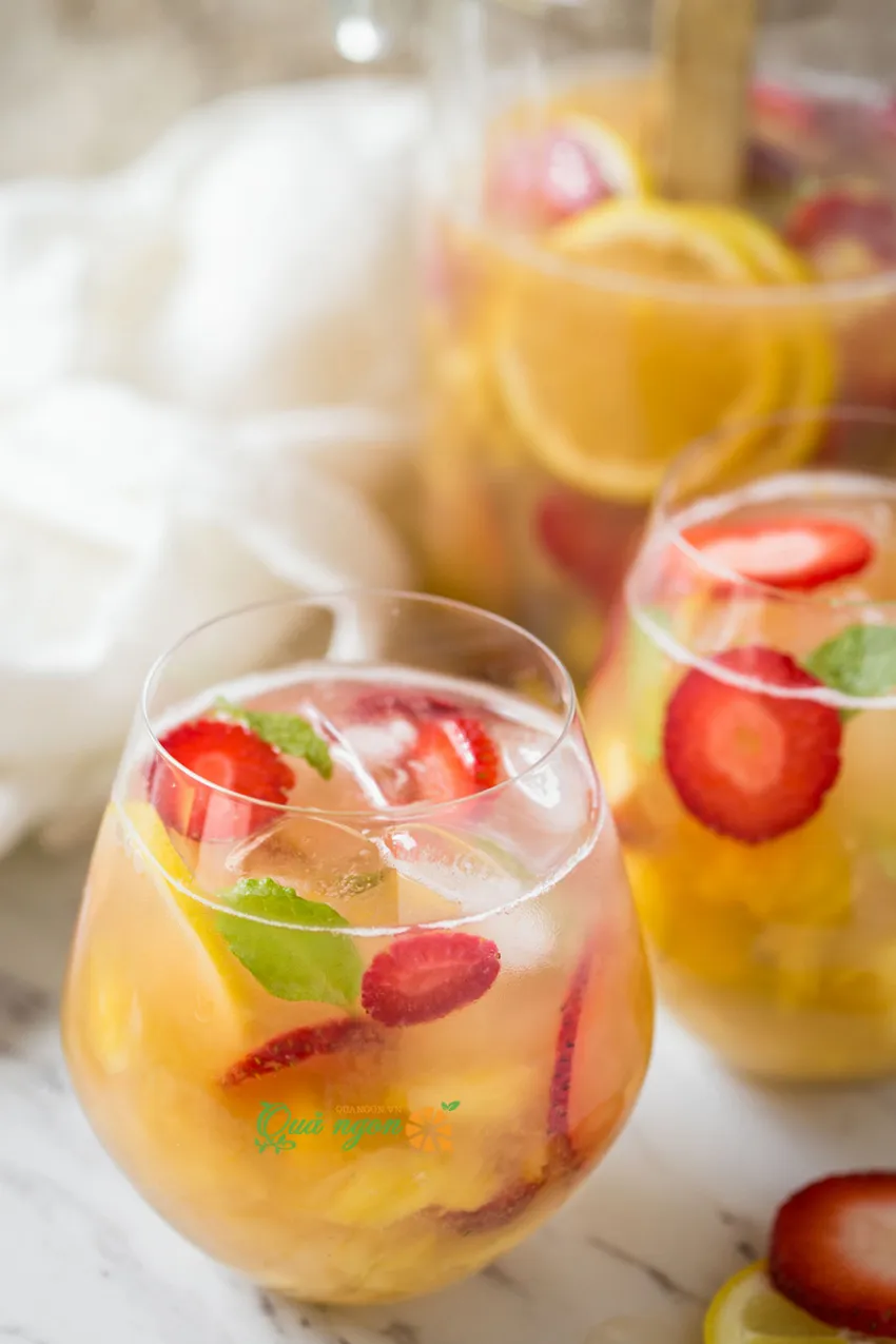 Công thức pha mocktail sangria dứa dâu không cồn