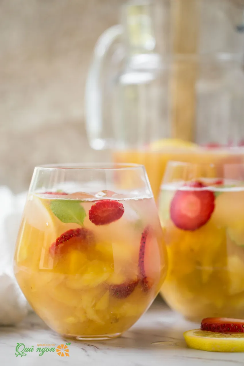 Công thức pha mocktail sangria dứa dâu không cồn