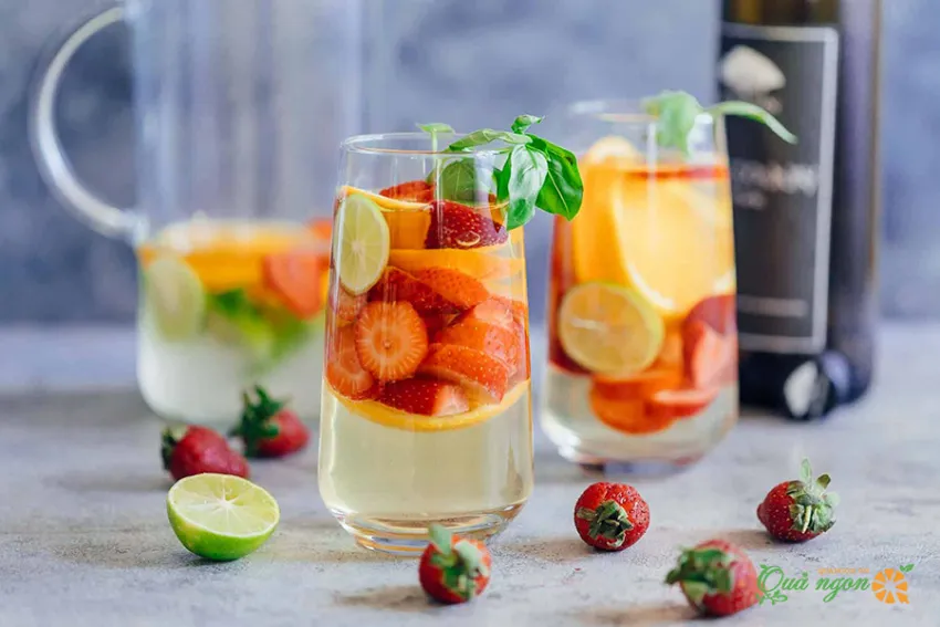 Công thức rượu vang trắng sangria cam dâu làm mới cocktail