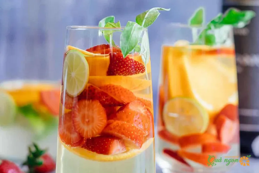 Công thức rượu vang trắng sangria cam dâu làm mới cocktail