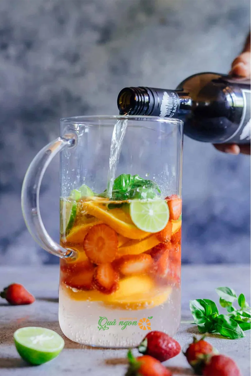 Công thức rượu vang trắng sangria cam dâu làm mới cocktail