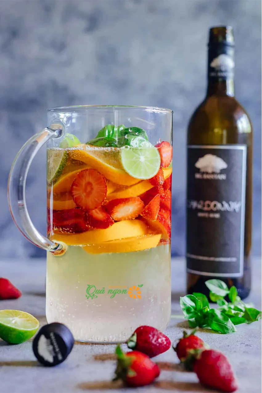 Công thức rượu vang trắng sangria cam dâu làm mới cocktail