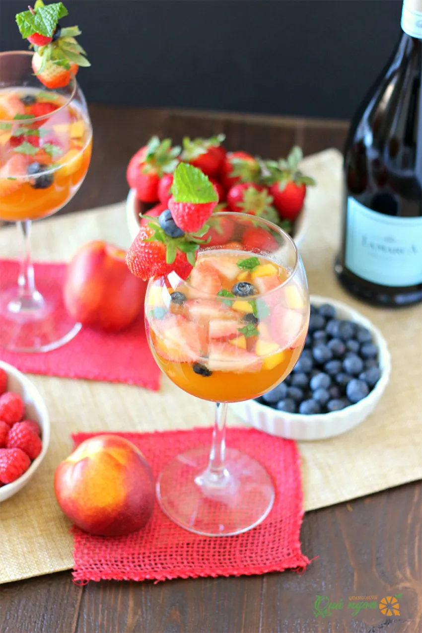 Mách bạn cách làm sangria trái cây đầy đủ hương vị