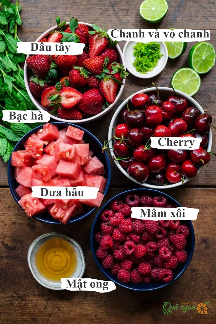 Salad trái cây đỏ từ dưa hấu, dâu tây, cherry và mâm xôi